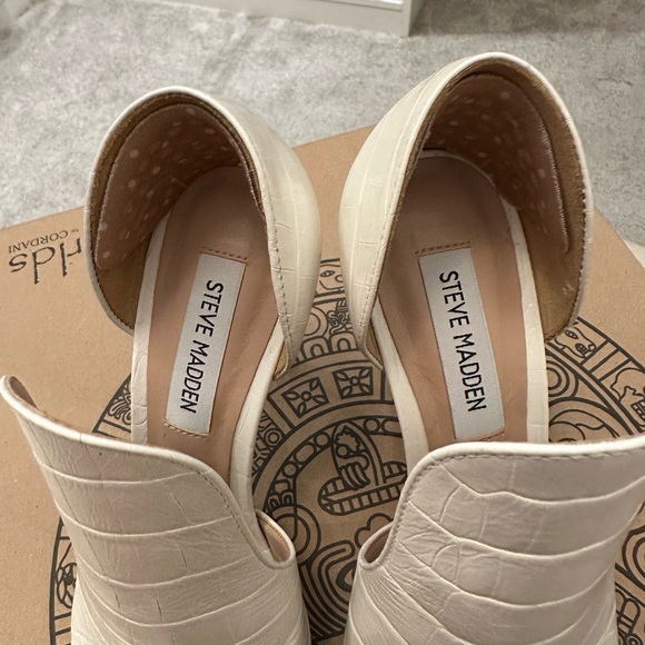 Steve Madden, Alligator Embossed Leather Off-White Heels - Picture 5 of 12